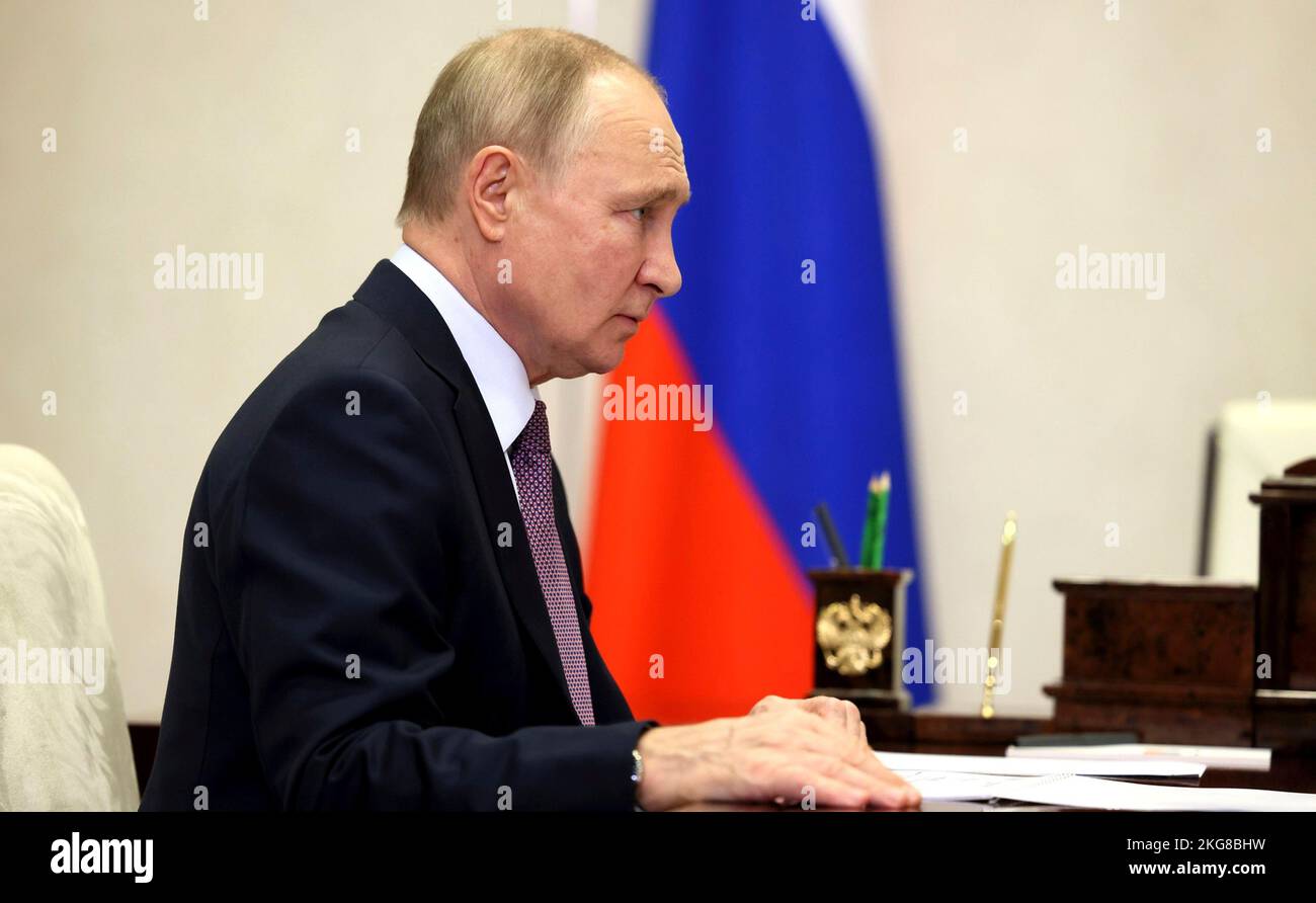 Novo-Ogaryovo, Russia. 22nd Nov 2022. Il presidente russo Vladimir Putin ha tenuto un incontro faccia a faccia con il capo del servizio federale delle imposte Daniil Yegorov, nella residenza presidenziale di Novo-Ogaryovo, 22 novembre 2022 a Mosca, Russia. Credit: Mikhail Metzel/Kremlin Pool/Alamy Live News Foto Stock