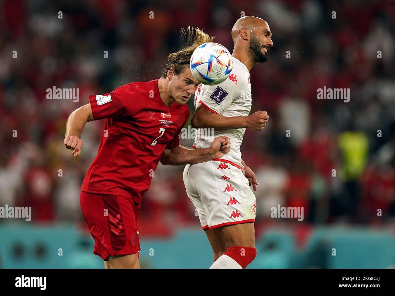 Joachim Andersen in Danimarca e Issam Jebali in Tunisia (a destra) combattono per la palla durante la partita di Coppa del mondo FIFA Group D allo stadio Education City, al Rayyan, Qatar. Data immagine: Martedì 22 novembre 2022. Foto Stock