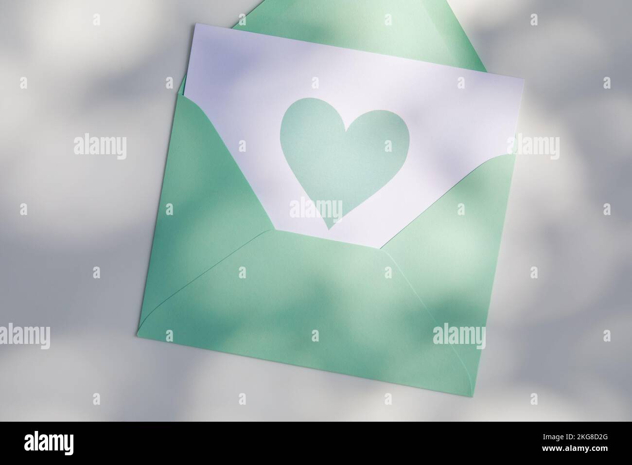 Carta verde di San Valentino su sfondo bianco Foto Stock