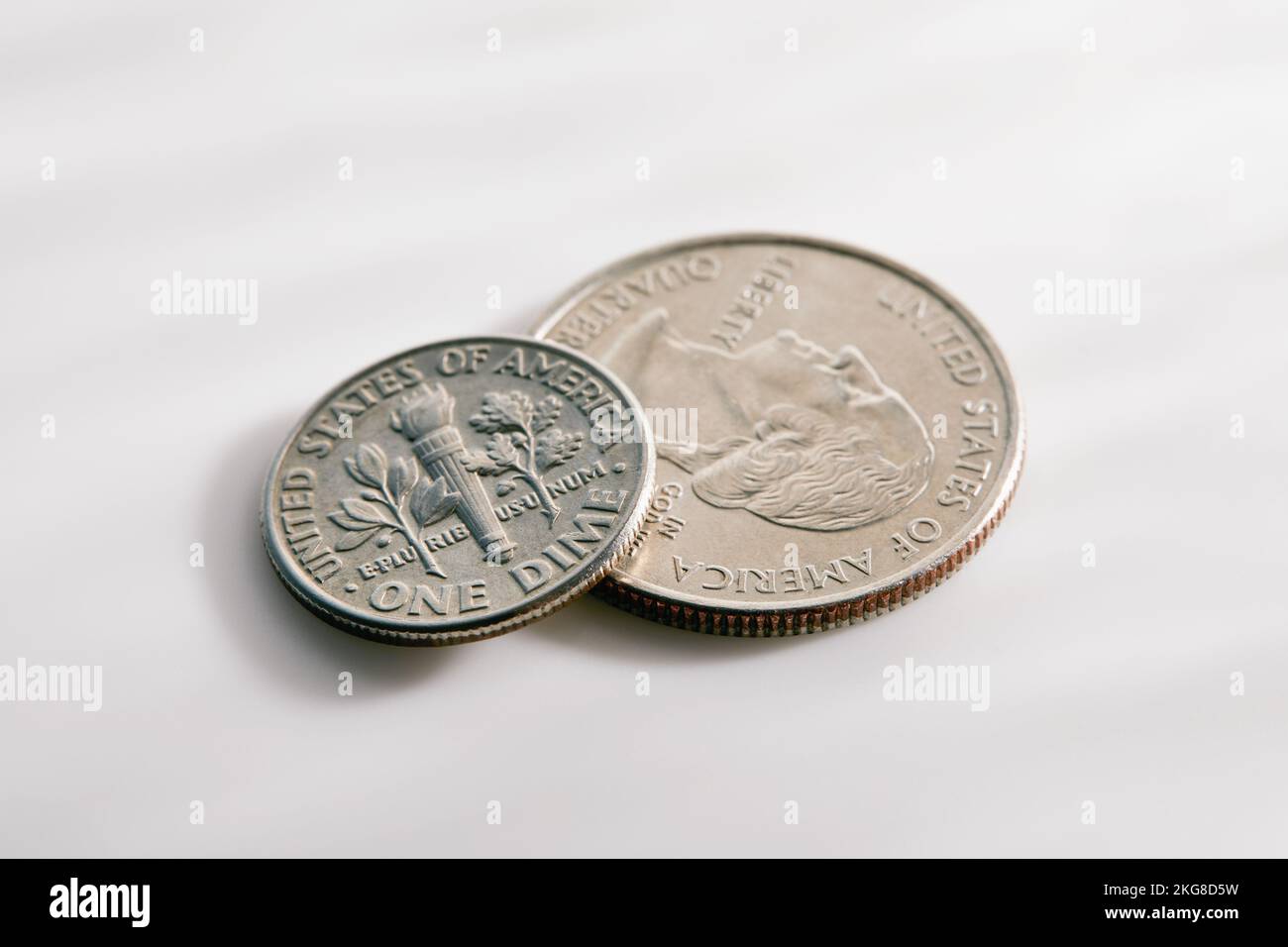 Due monete americane su sfondo bianco Foto Stock