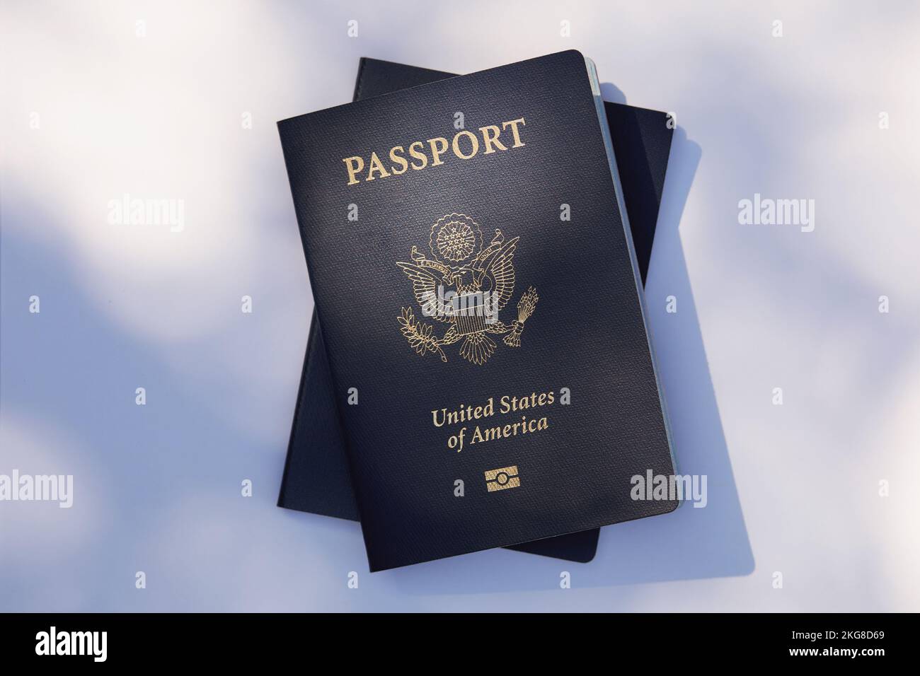 Due passaporti americani su sfondo bianco Foto Stock