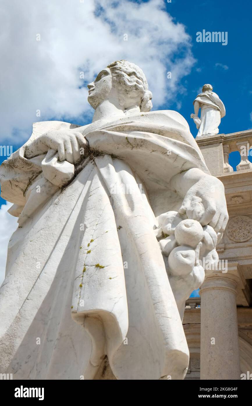 Lisbona, Portogallo, Europa Palazzo reale 1700's. Esterno con statuario. Foto Stock