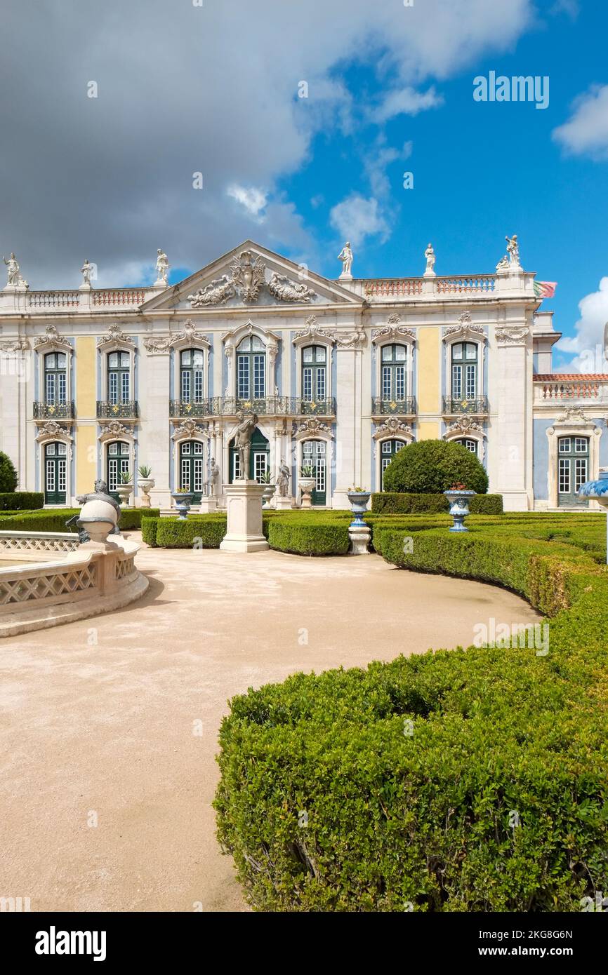 Portogallo, Lisbona, giardino formale al Palazzo reale Foto Stock