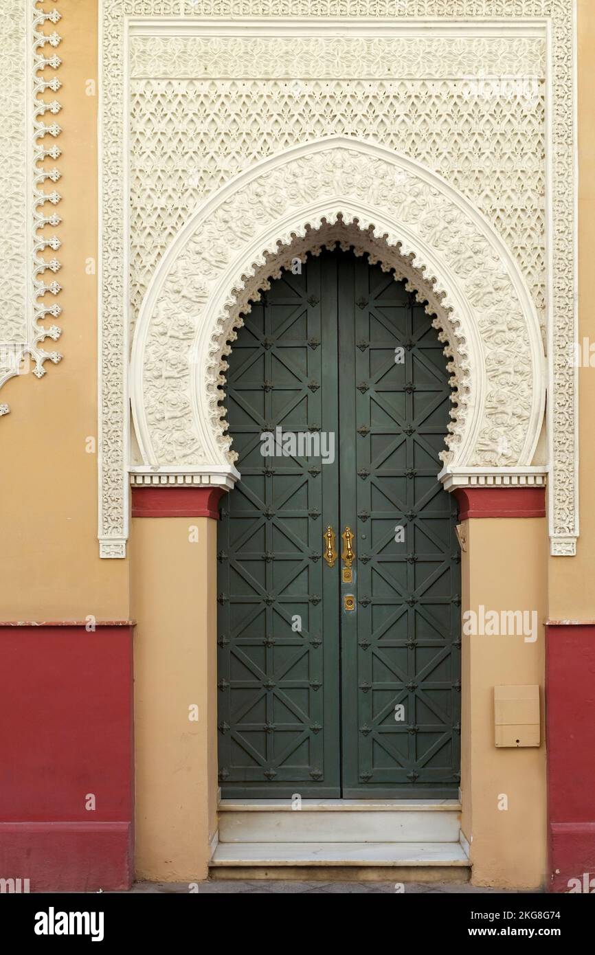 Spagna, Siviglia, edificio in stile moresco con entrata ad arco Foto Stock