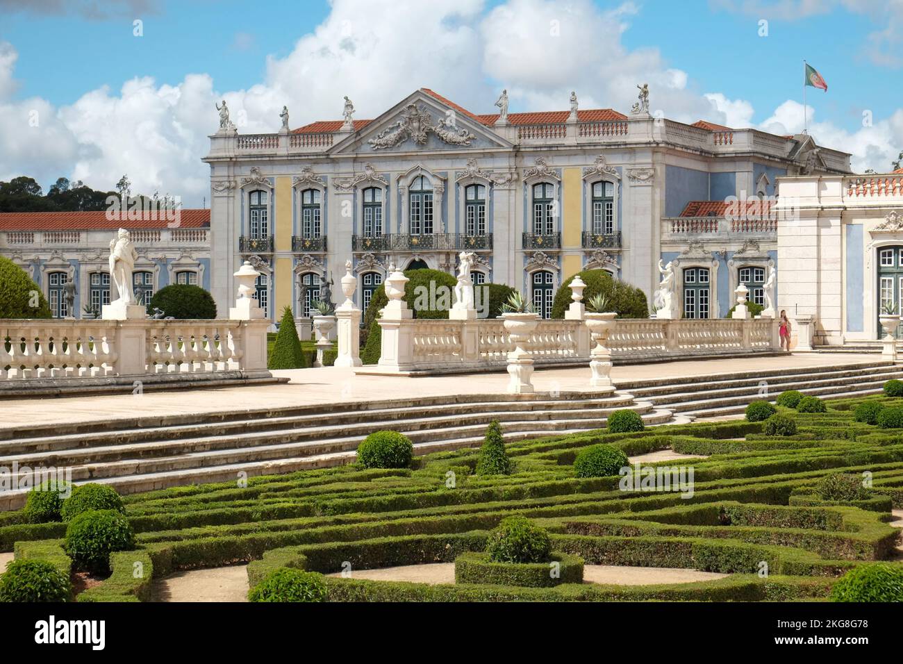 Portogallo, Lisbona, Hedge e passi in un giardino del Palazzo reale Foto Stock