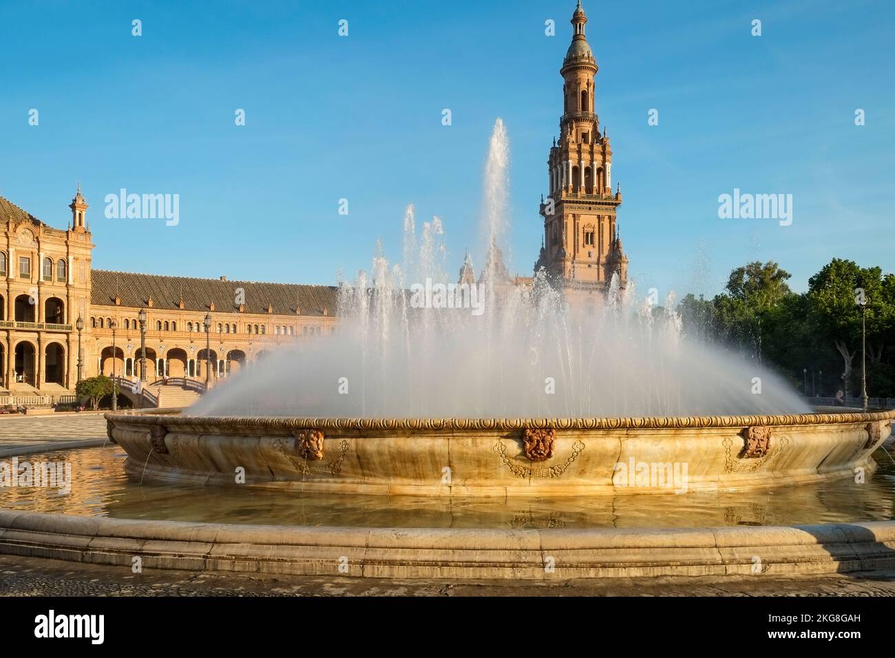 Spagna, Siviglia, Fontana a Plaza de Spagna e la chiesa sullo sfondo Foto Stock