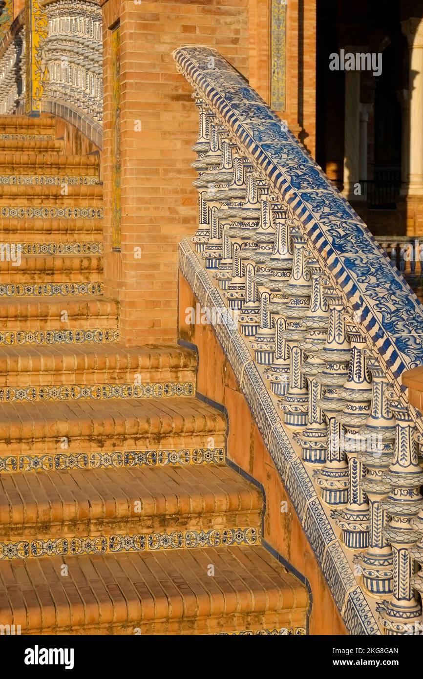 Spagna, Siviglia, scalinata piastrellata e balaustra di ponte ad arco Foto Stock