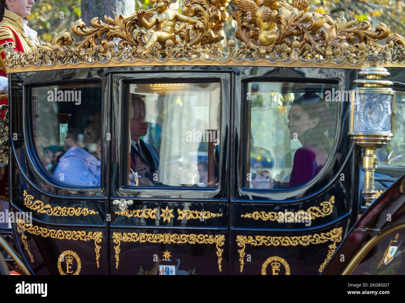 Londra, Inghilterra, Regno Unito. 22nd Nov 2022. Il Principe di Galles WILLIAM e la Principessa KATE sono visti in carrozza sul Mall durante una visita di stato del Presidente sudafricano Cyril Ramaphosa. (Credit Image: © Tayfun Salci/ZUMA Press Wire) Foto Stock