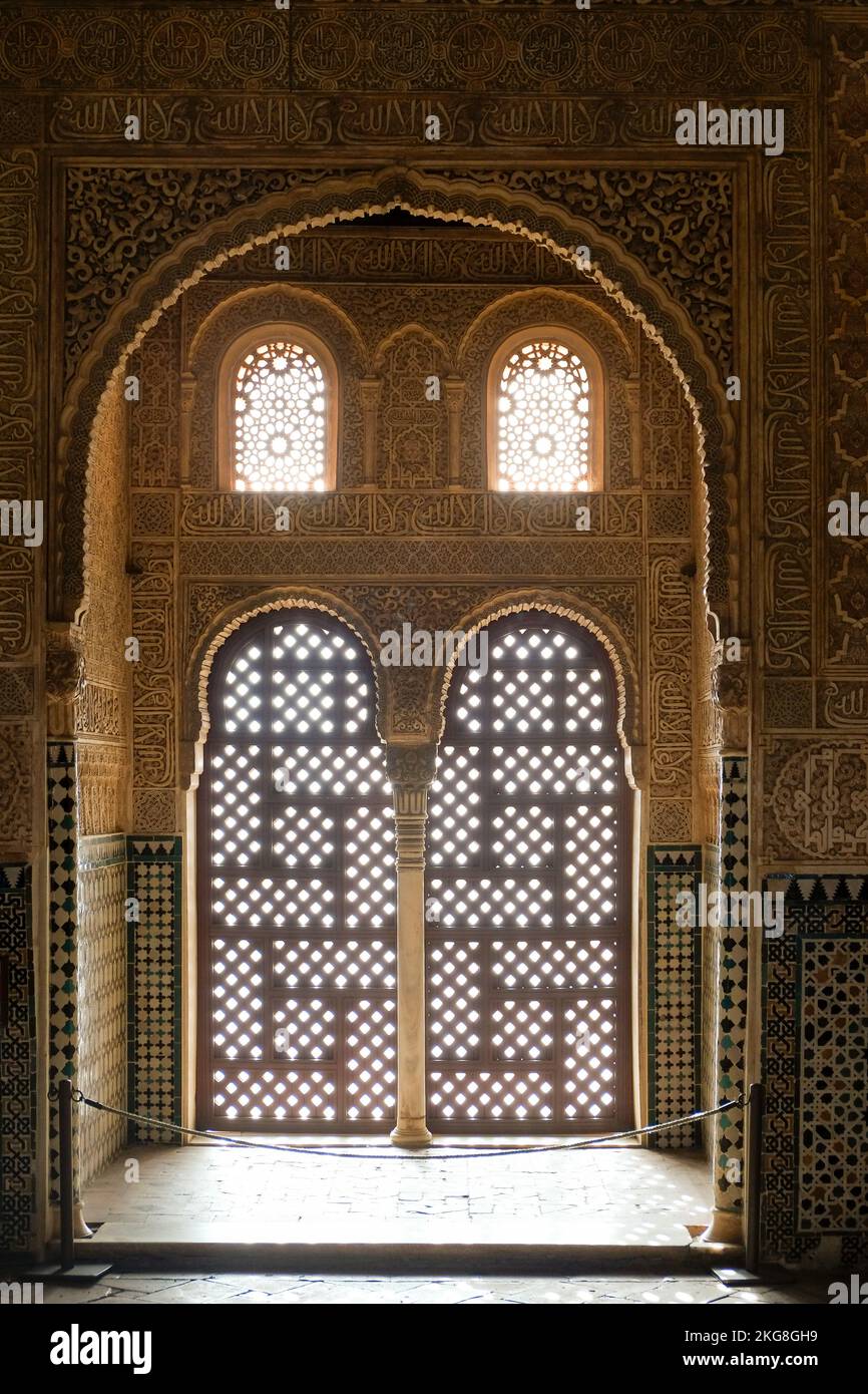 Spagna, Granada, finestre in lattice e pareti ornate in Alhambra Foto Stock