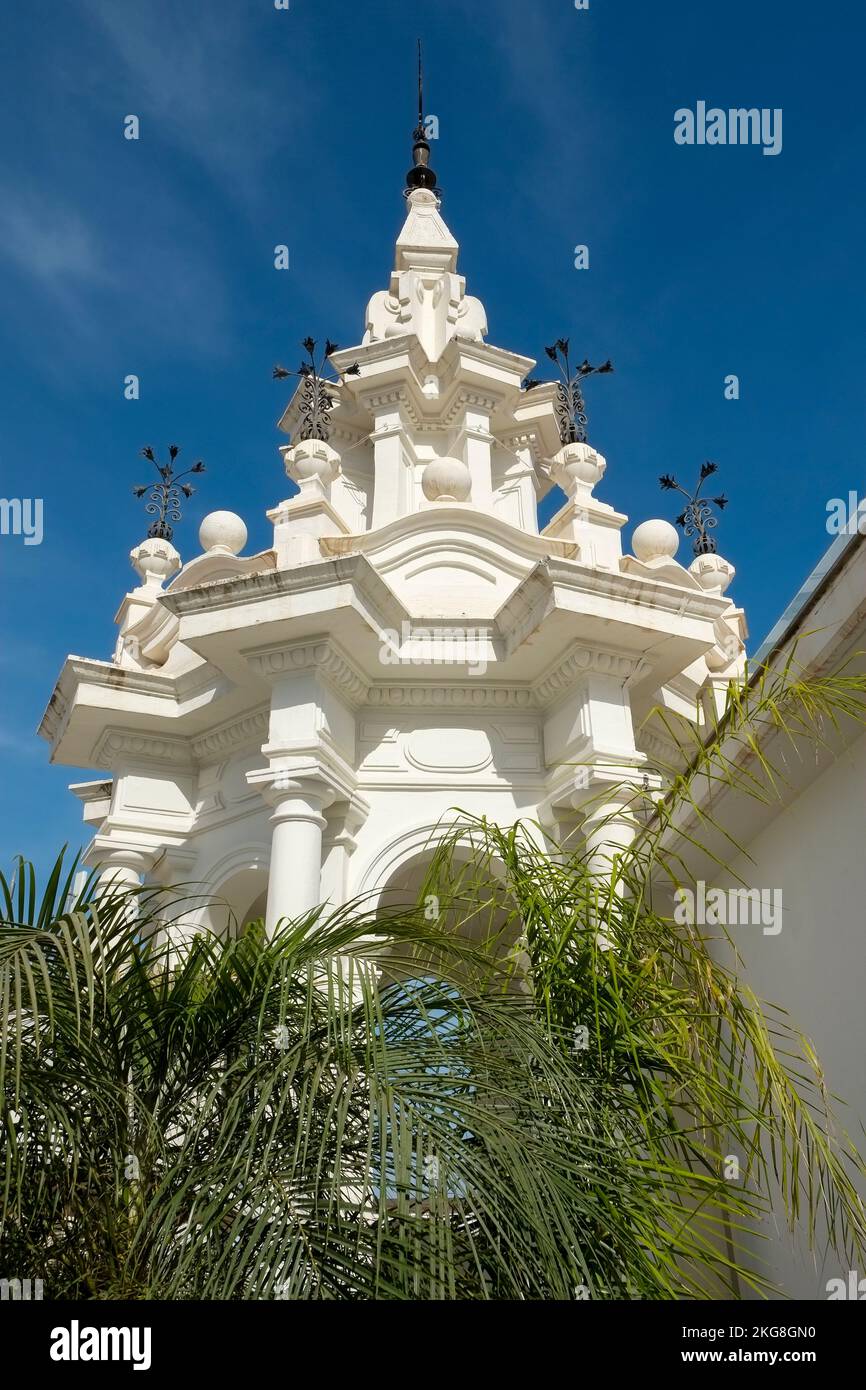 Spagna, Cordoba, Vista ad angolo basso della torre bianca Foto Stock