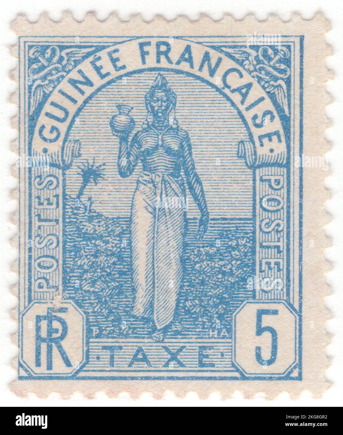 GUINEA FRANCESE - 1905: Un francobollo blu da 5 centesimi che raffigura il ritratto di Fulah Woman. I Fula, Fulani o Fulah sono uno dei più grandi gruppi etnici del Sahel e dell'Africa occidentale, ampiamente sparsi in tutta la regione. Abitando in molti paesi, vivono principalmente nell'Africa occidentale e nelle parti settentrionali dell'Africa centrale, del Sud Sudan, del Darfur e nelle regioni vicine alla costa del Mar Rosso in Sudan. Il numero approssimativo di persone Fula è sconosciuto a causa di definizioni contrastanti riguardo l'etnia Fula. Secondo diverse stime, la cifra è compresa tra 25 e 40 milioni di persone in tutto il mondo Foto Stock