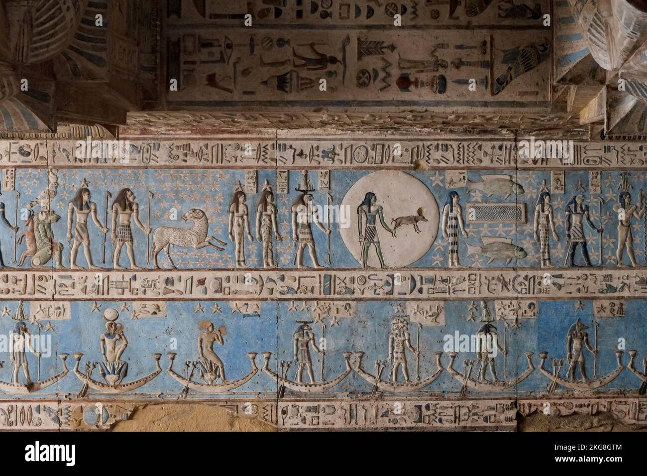 Hiroglyphics scolpito nel soffitto al Tempio di Dendarah. Esna, Egitto Foto Stock