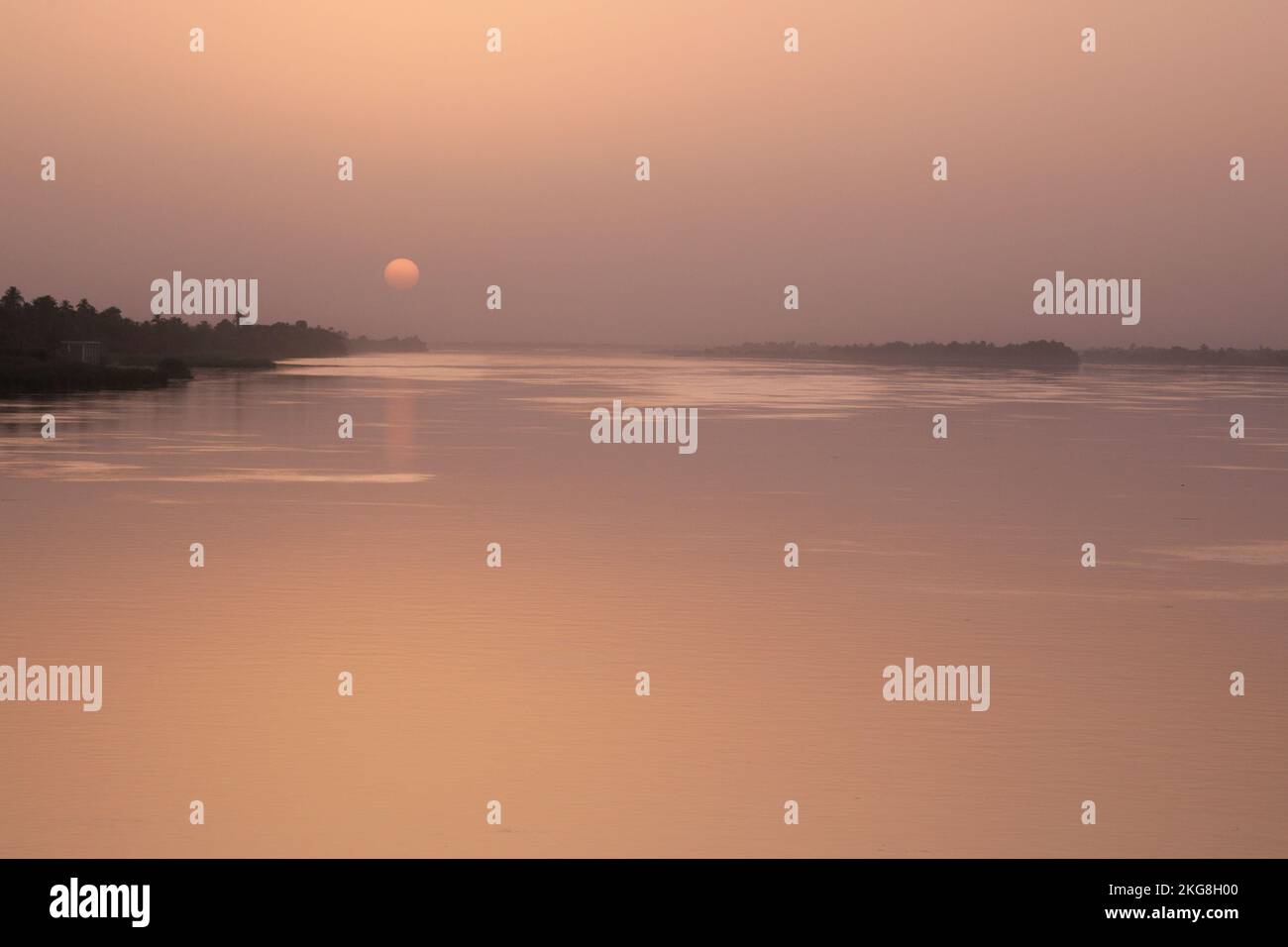 Egitto, Edfu, sole che si affaccia sul Nilo Foto Stock