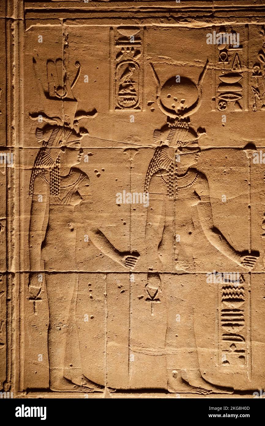 Egitto, Isola di Filea, primo piano di bassorilievo nel Tempio di Iside Foto Stock