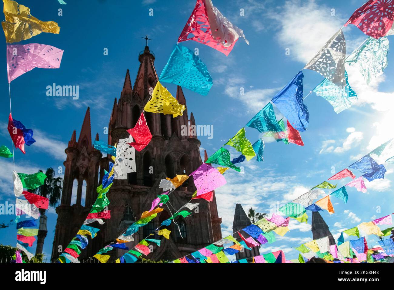 Messico, San Miguel de Allende, decorazioni colorate per il giorno dei morti e la cattedrale Foto Stock