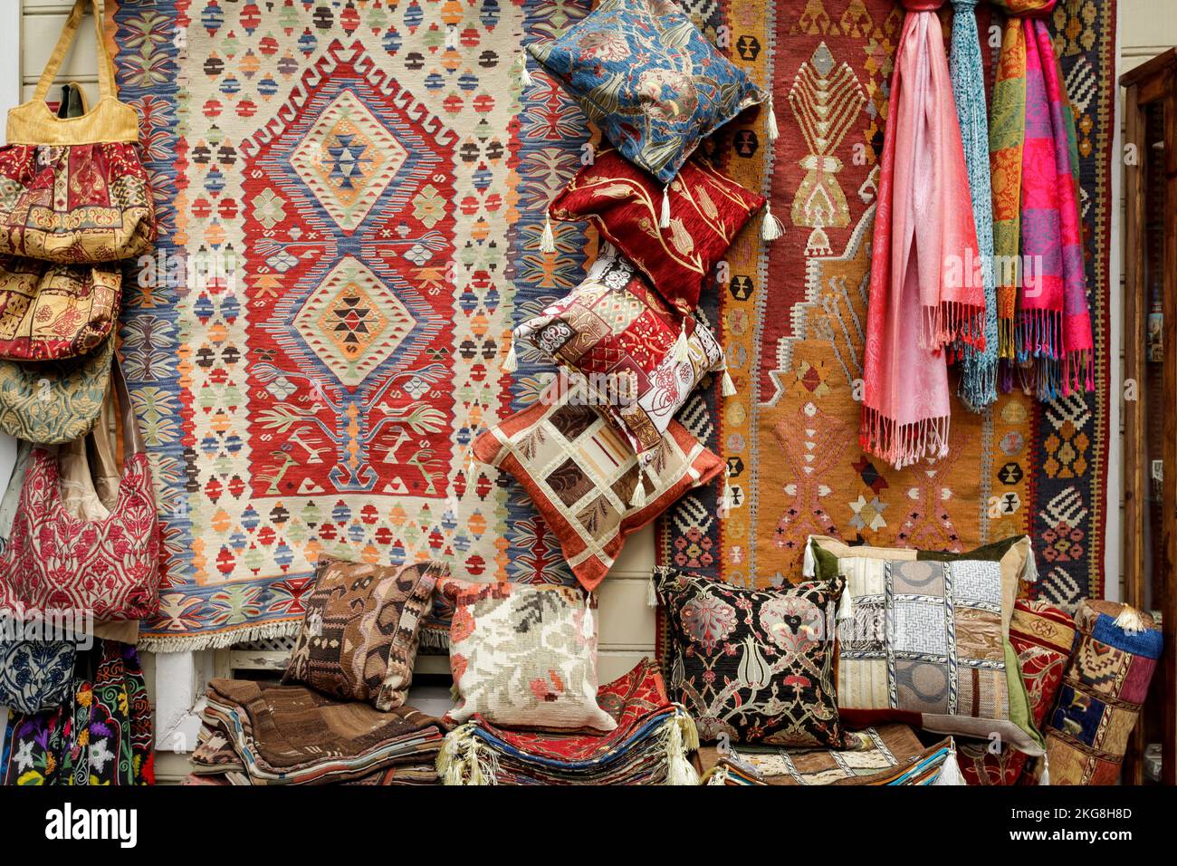 Turchia, Istanbul, souvenir tessili locali al Grand Bazaar Foto Stock