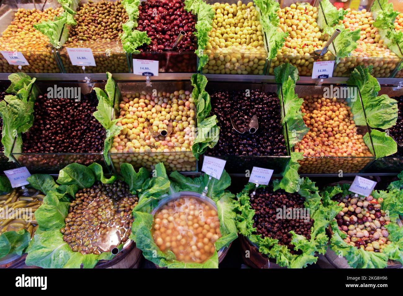 Varietà di olive al mercato Foto Stock Varietà di olive al mercato Foto Stock
