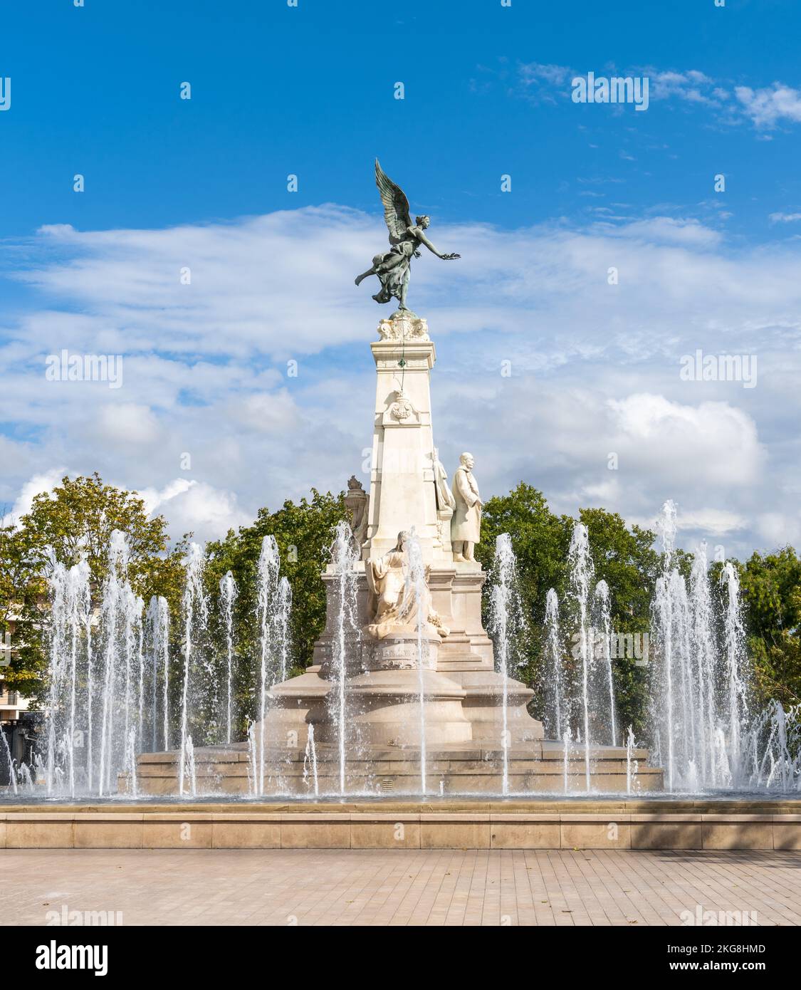 Digione, Francia - 14 settembre, 2022: Vista sulla Place de la Republique con la fontana e il monumento Sadi Carnot Foto Stock