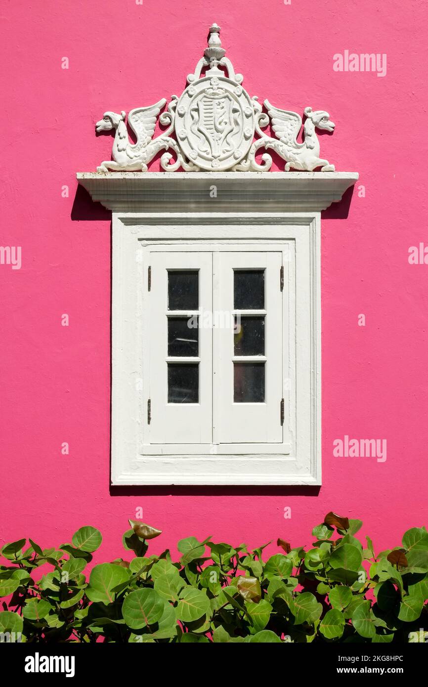 San Juan Puerto Rico, finestra ornata di edificio rosa Foto Stock