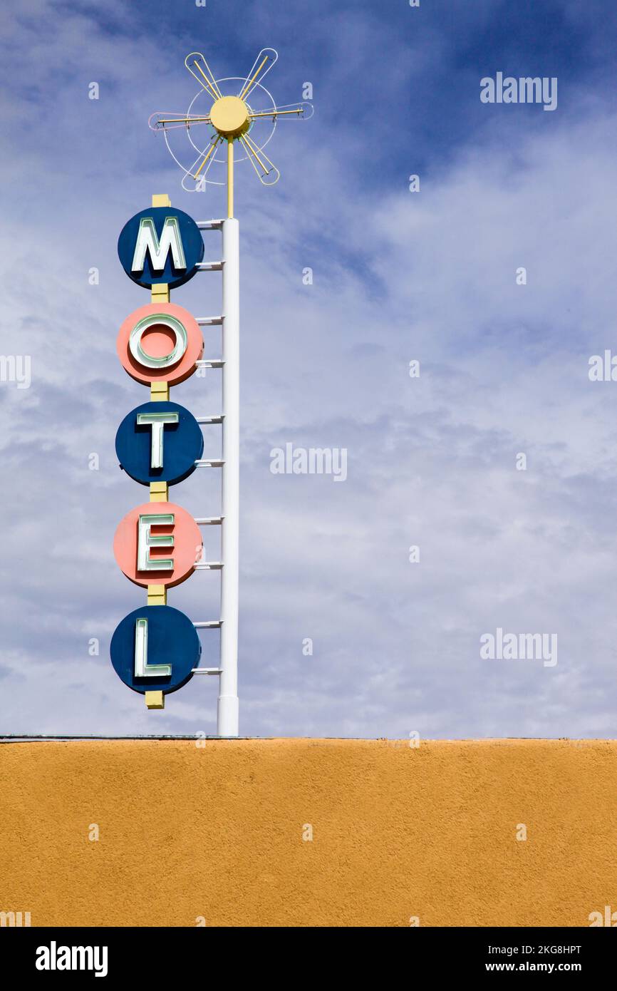 Cartello di motel vintage contro il cielo Foto Stock