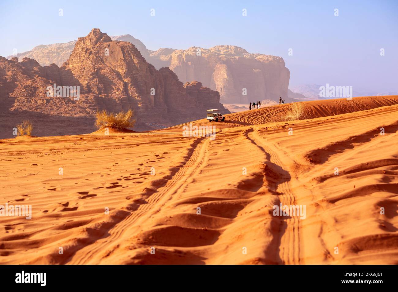 Giordania, Wadi Rum - 2 novembre 2022: Jeep safari nel deserto. Turisti e fuoristrada percorrono le dune di sabbia e il bellissimo paesaggio roccioso Foto Stock