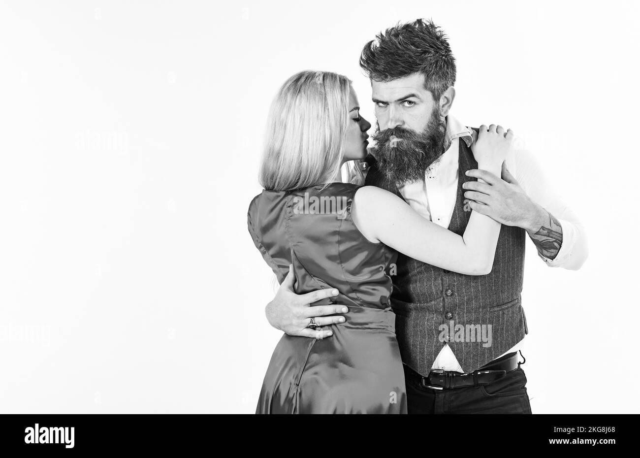 Donna in vestito rosso e uomo in giubbotto. Hippster bearded e signora attraente al concorso di ballo, spazio di copia. Coppia innamorata, ballerini appassionati in elegante Foto Stock