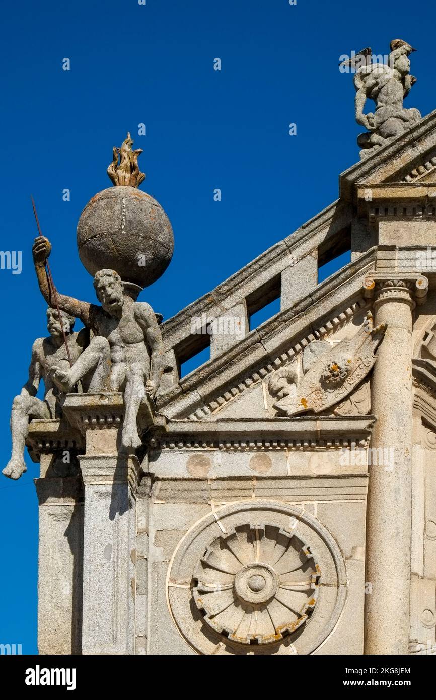 Portogallo, Evora, esterno della vecchia chiesa con scultura Foto Stock
