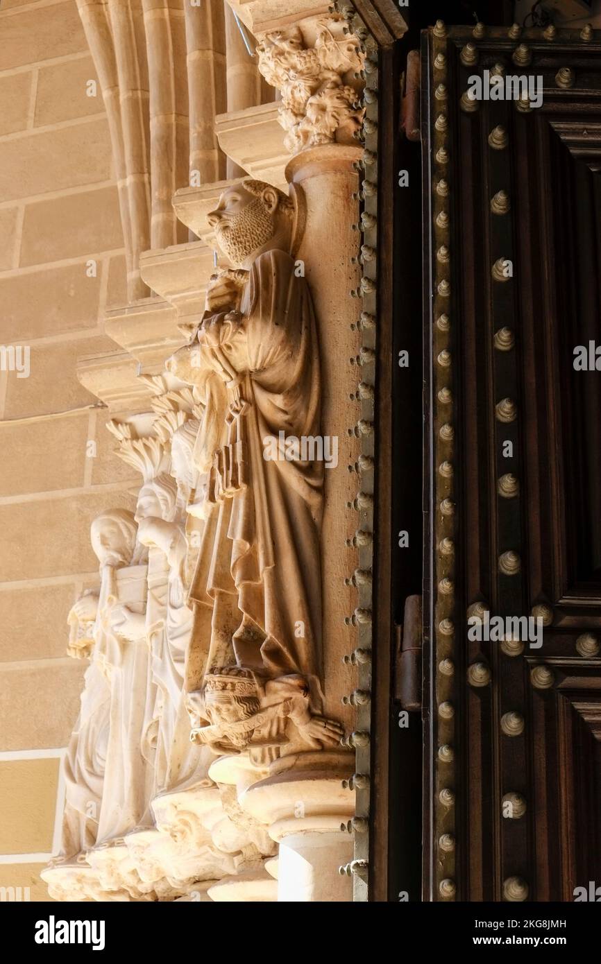 Portogallo, Evora, figure religose scolpite all'esterno della chiesa Foto Stock