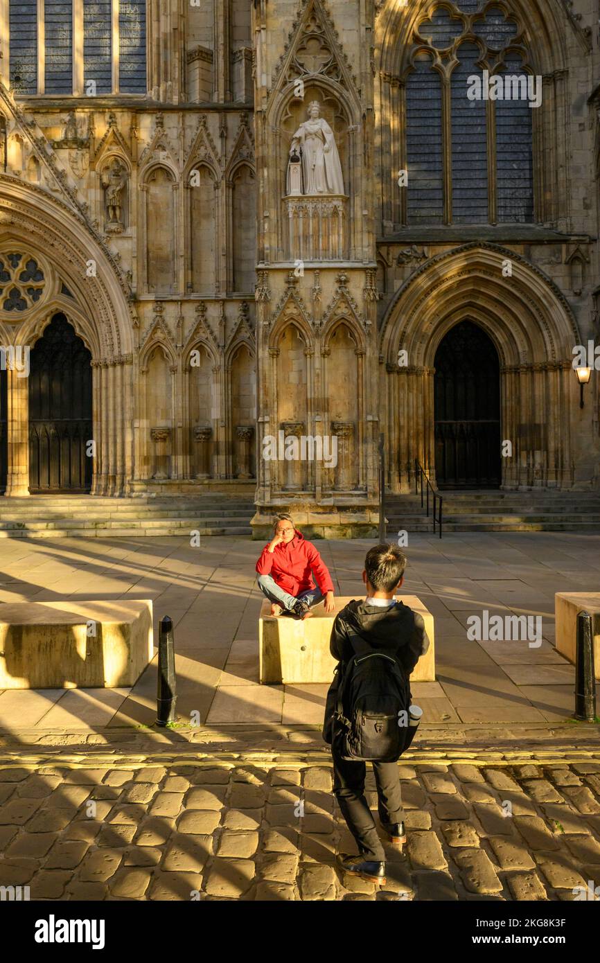 Coppia (uomo donna) da nuova statua Elizabeth 2 su nicchia indossando abiti Garter (orb, scetter) - York Minster ingresso anteriore, North Yorkshire, Inghilterra, UK. Foto Stock
