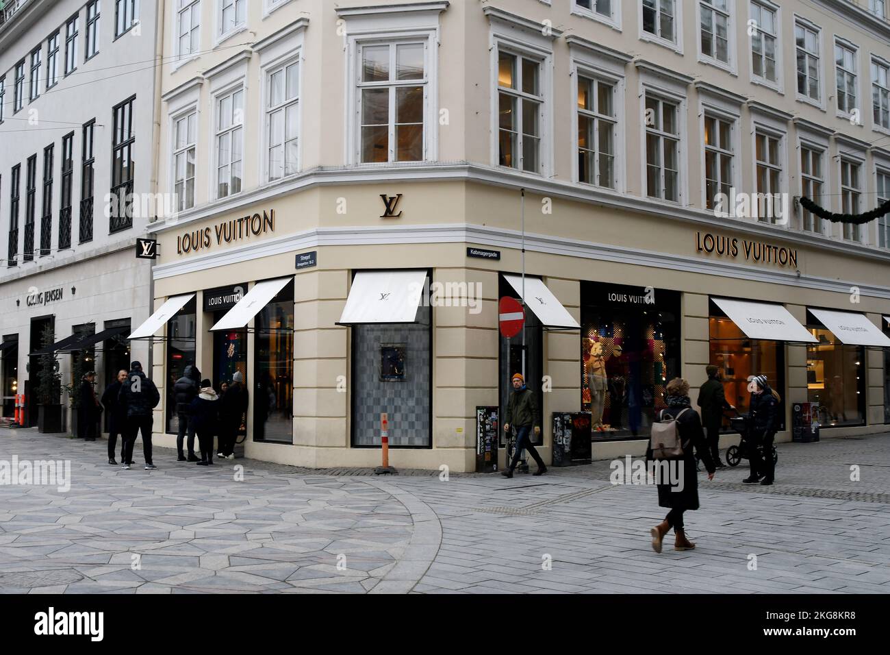 Copenaghen/Danimarca/22 novembre 2022/Shopprs al Louis Vuittons storeon stroeget nella capitale danese Copenaghen. (Foto: Francis Joseph Dean/Dean Pictures. Foto Stock
