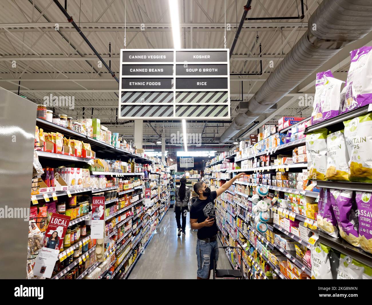 Gli amanti dello shopping nella "Ethnic Foods Aisle" di Whole Foods Brooklyn, New York Foto Stock