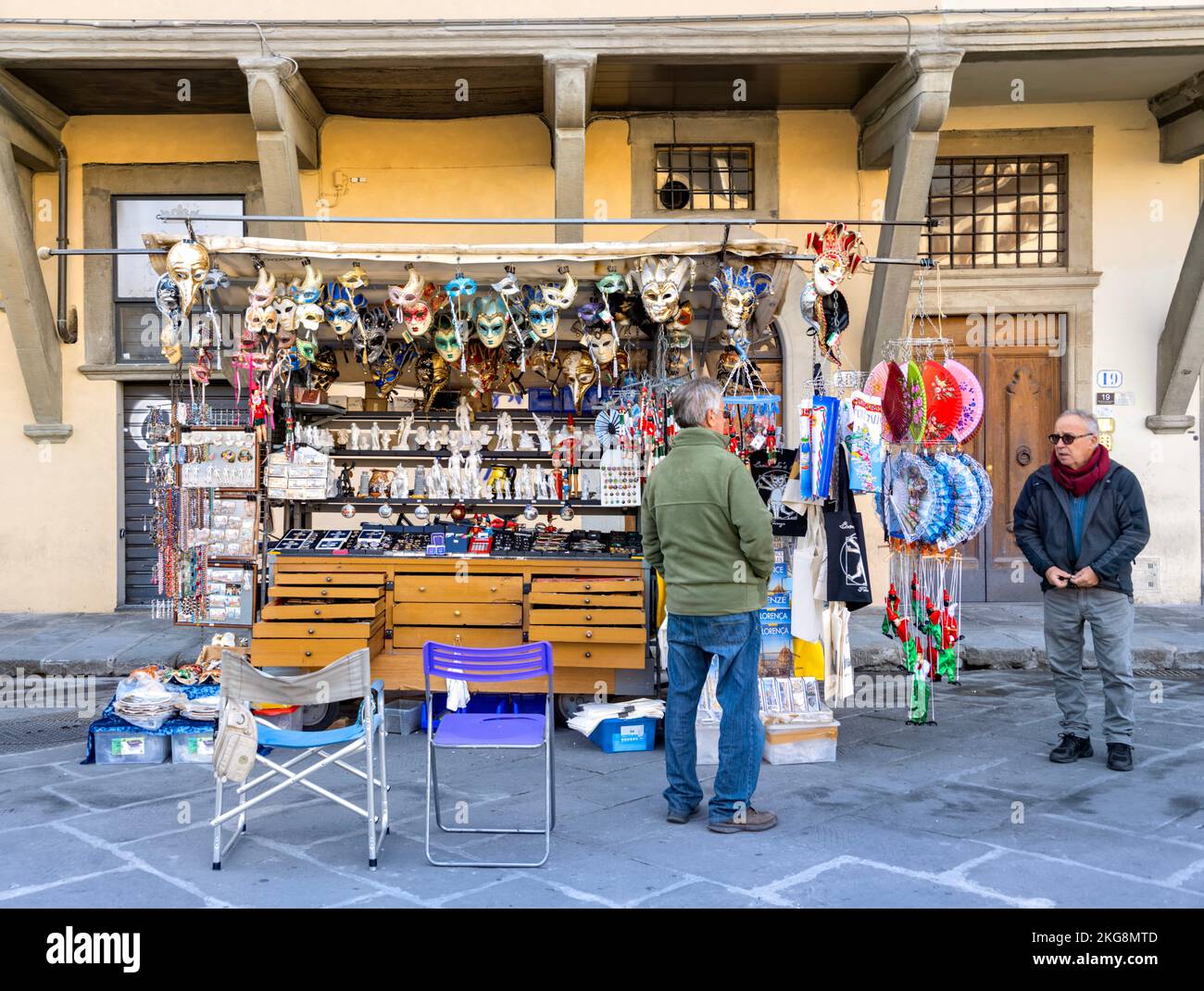 Mercanti del mercato presso la loro bancarella di souvenir a Piazza di Santa Croce, Firenze, Italia, novembre 2022 Foto Stock