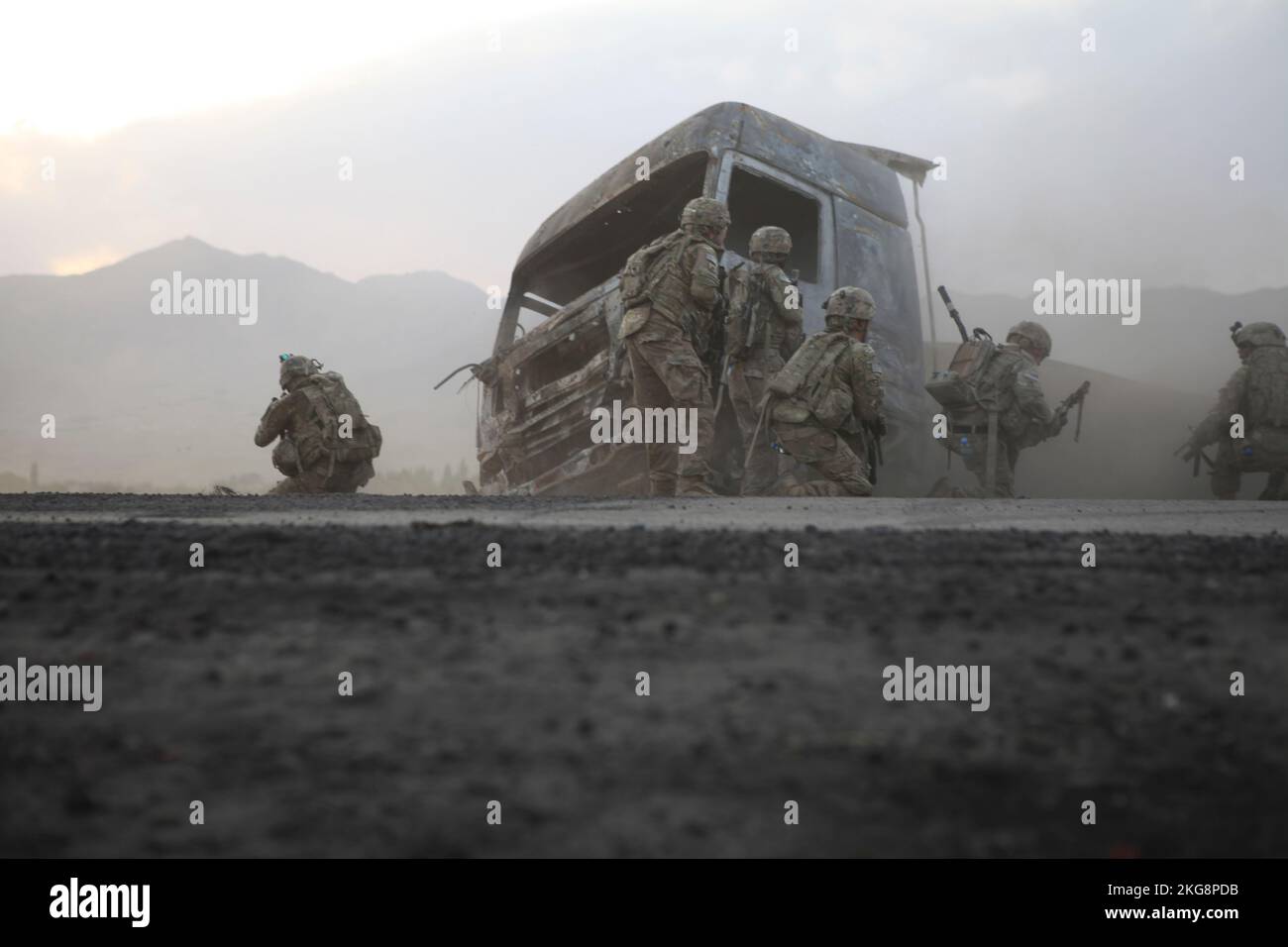 SALAR, AFGHANISTAN - 30 AGOSTO 2013 - STATI UNITI Soldati dell'esercito con la Compagnia B, 1st battaglione, 5th reggimento di cavalleria, 2nd squadra di combattimento di Brigata, 1st Div di cavalleria Foto Stock