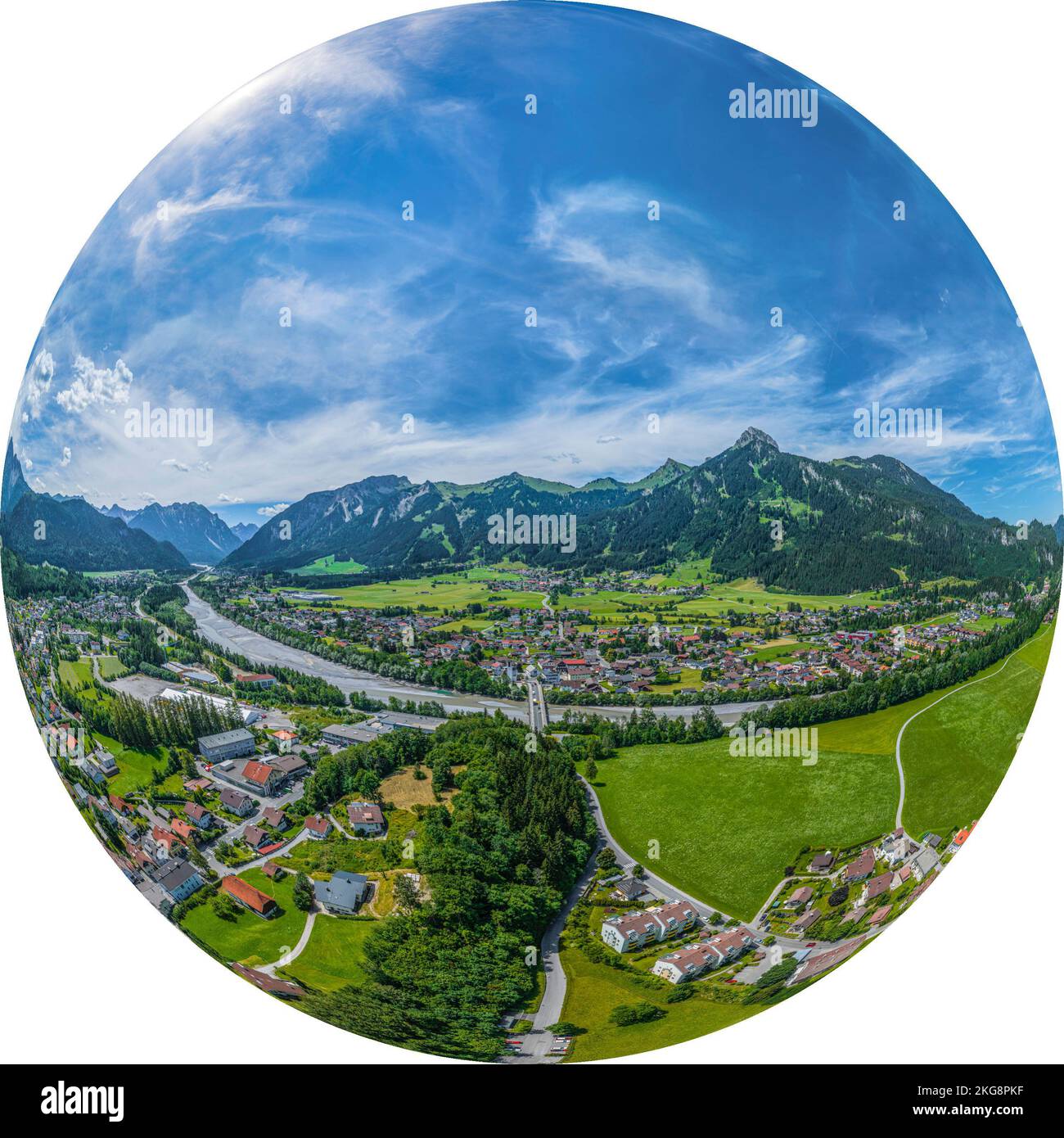 Reutte, la città principale della Außerfern tirolese in vista aerea Foto Stock