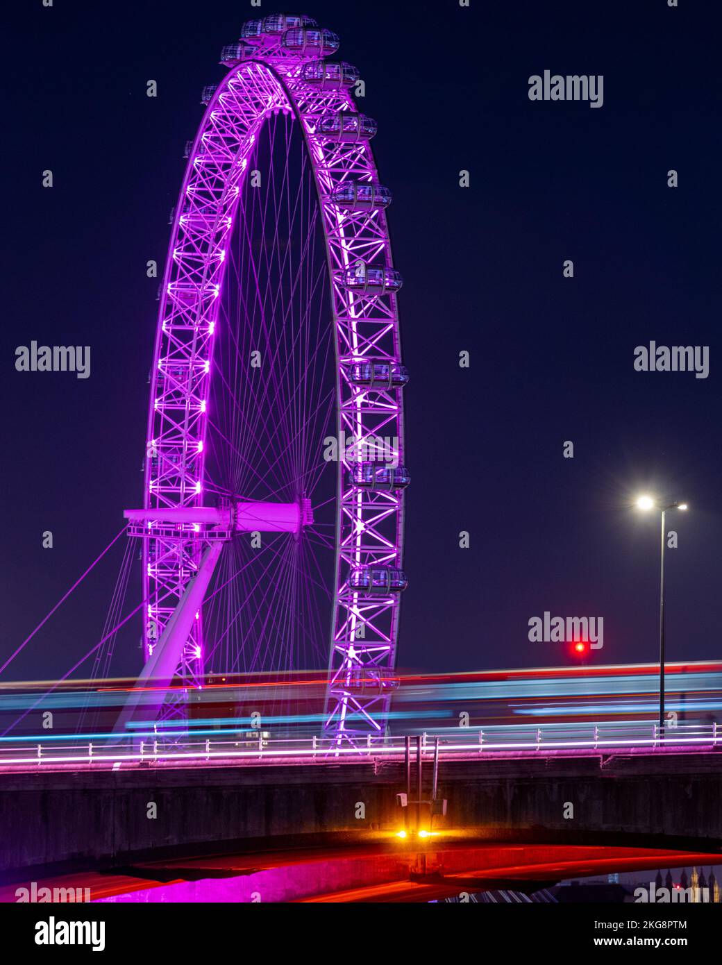 Una lunga fotografia di un autobus di Londra, che attraversa il ponte di Waterloo dall'ultimo London Eye del minute.com Foto Stock