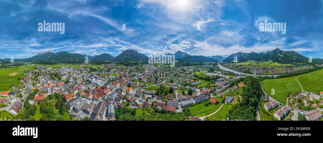 Reutte, la città principale della Außerfern tirolese in vista aerea Foto Stock