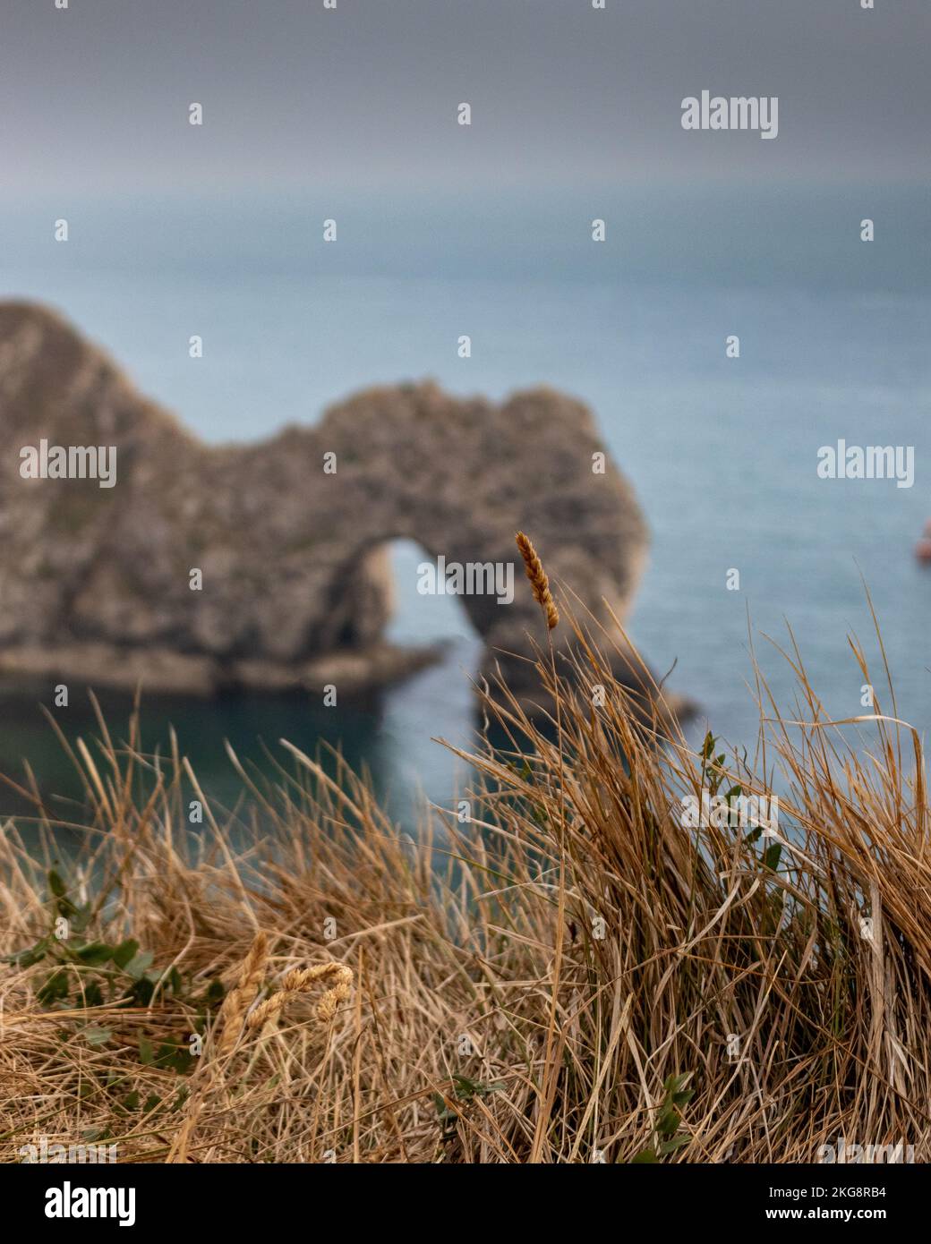 Durdle Door sotto un cielo coperto sulla costa meridionale del regno unito che mostra la Manica. Foto Stock