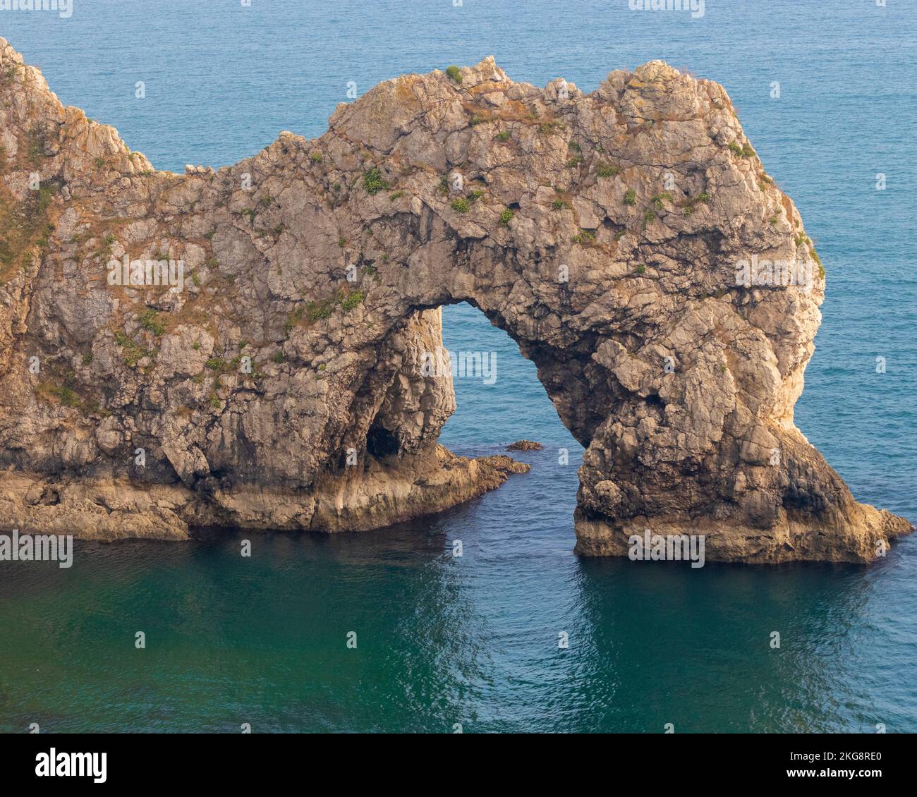 Durdle Door sotto un cielo coperto sulla costa meridionale del regno unito che mostra la Manica. Foto Stock