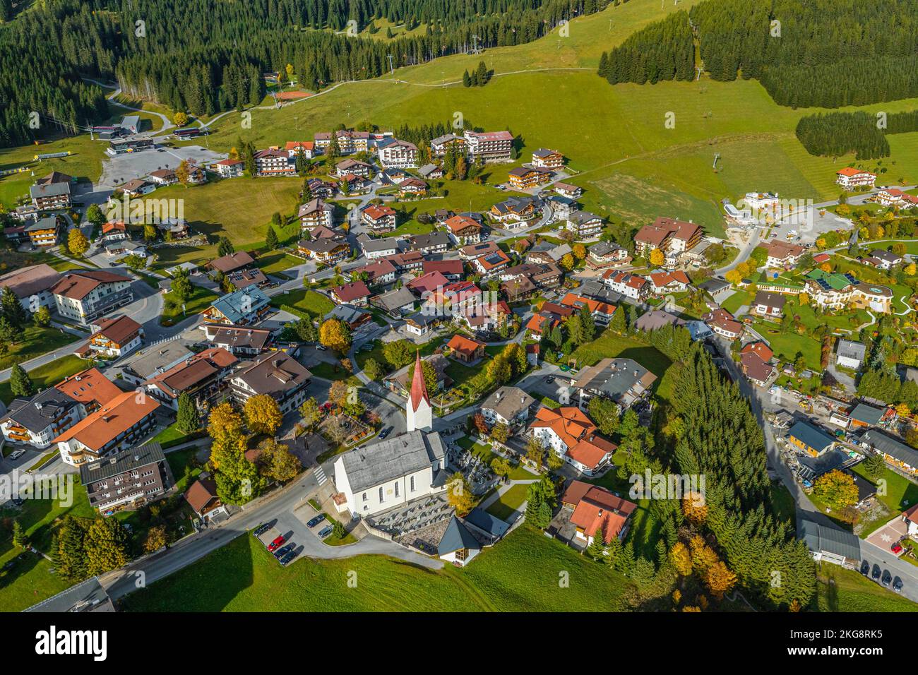 Berwang, un piccolo villaggio nella Tiroler Zugspitz-Arena dall'alto Foto Stock