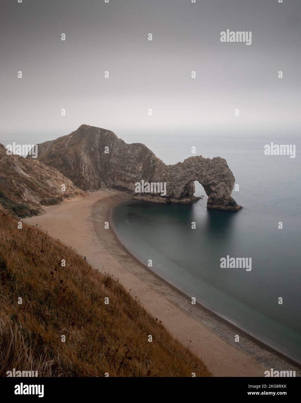 Una vista di Durdle Door in un pomeriggio di nebbia con scarsa visibilità che mostra come il gof nella posizione altera la vista. Foto Stock