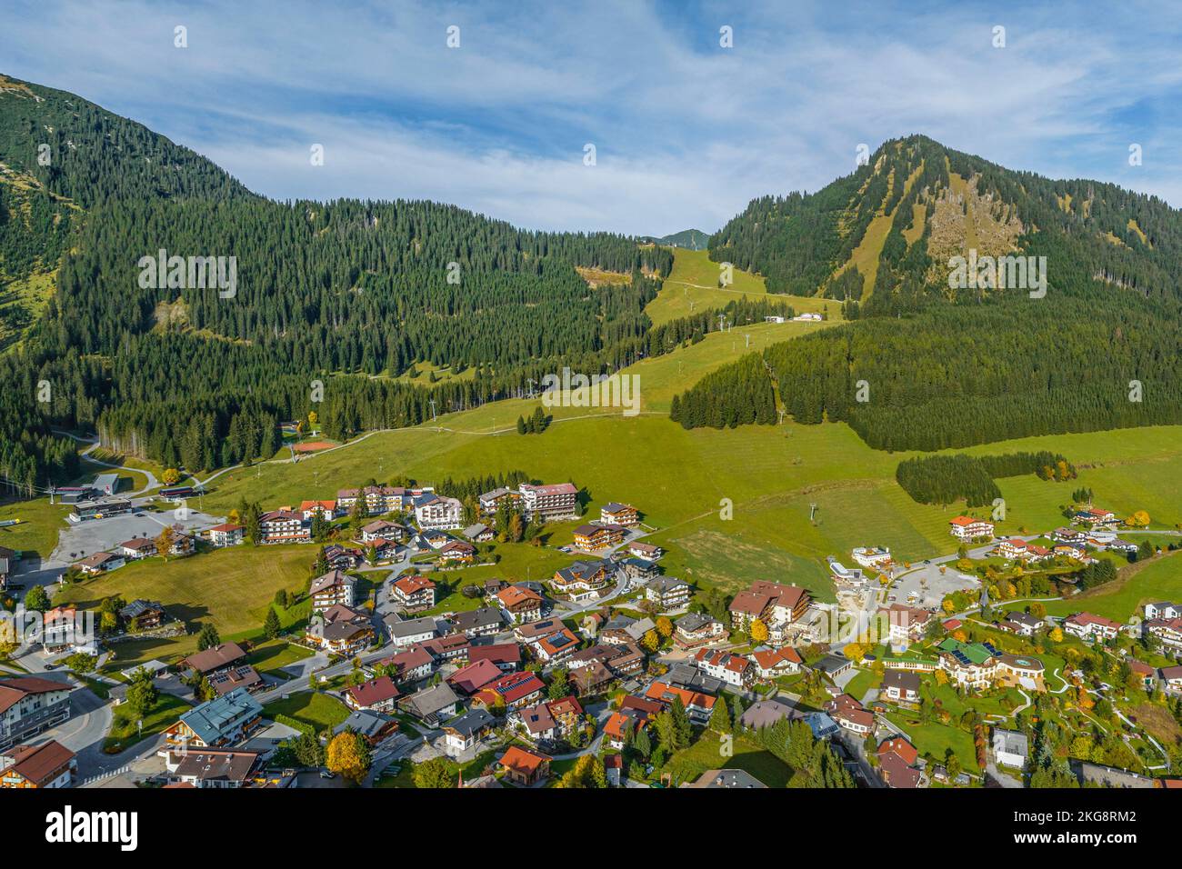 Berwang, un piccolo villaggio nella Tiroler Zugspitz-Arena dall'alto Foto Stock
