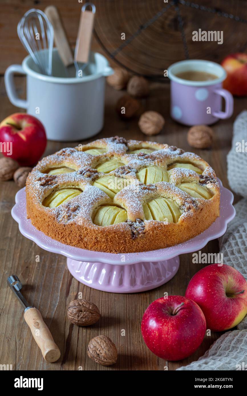 Torta di mele tedesca affondata con noci su piatto Foto Stock