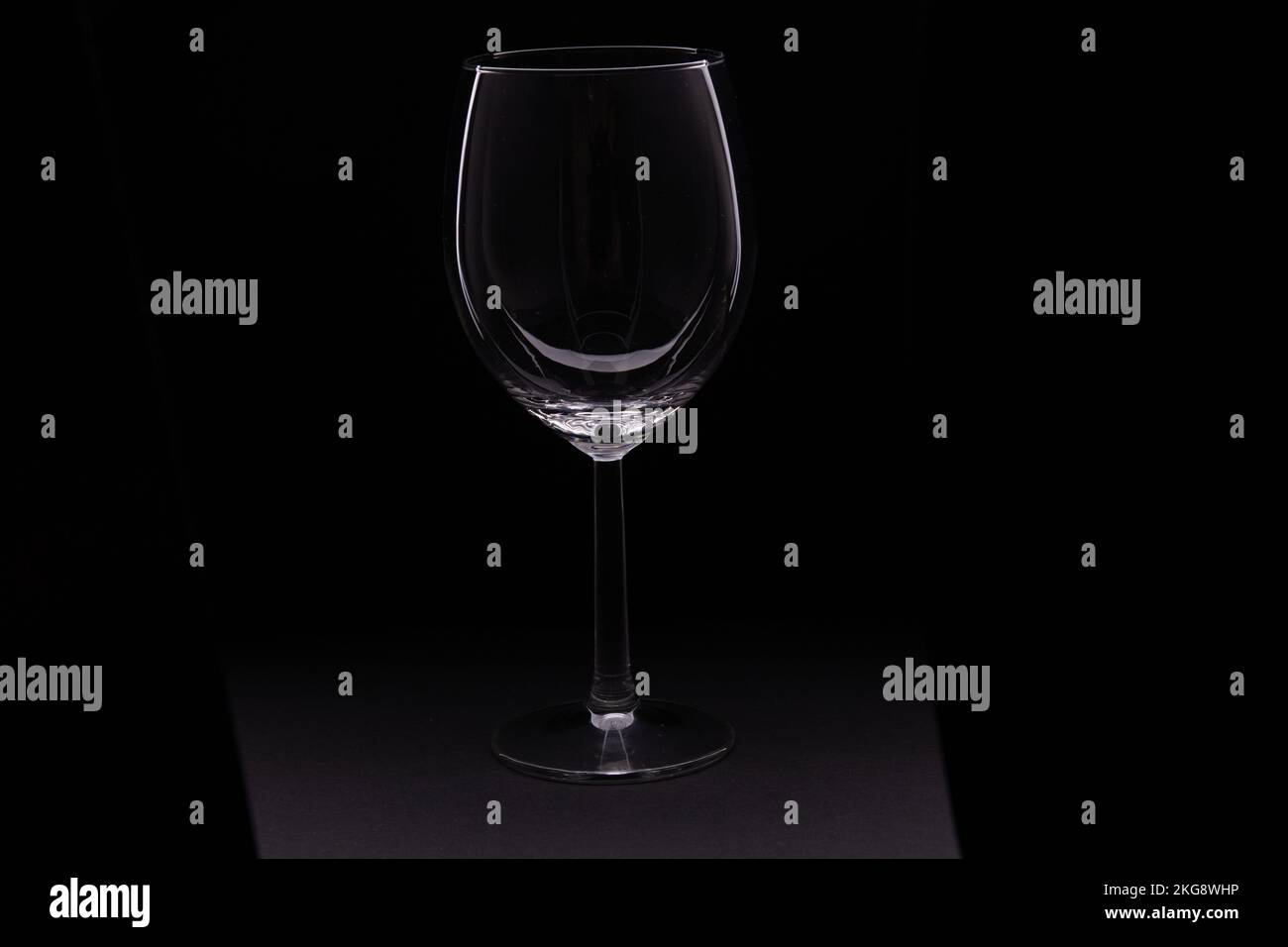 foto di un bicchiere da vino vuoto su sfondo nero Foto Stock