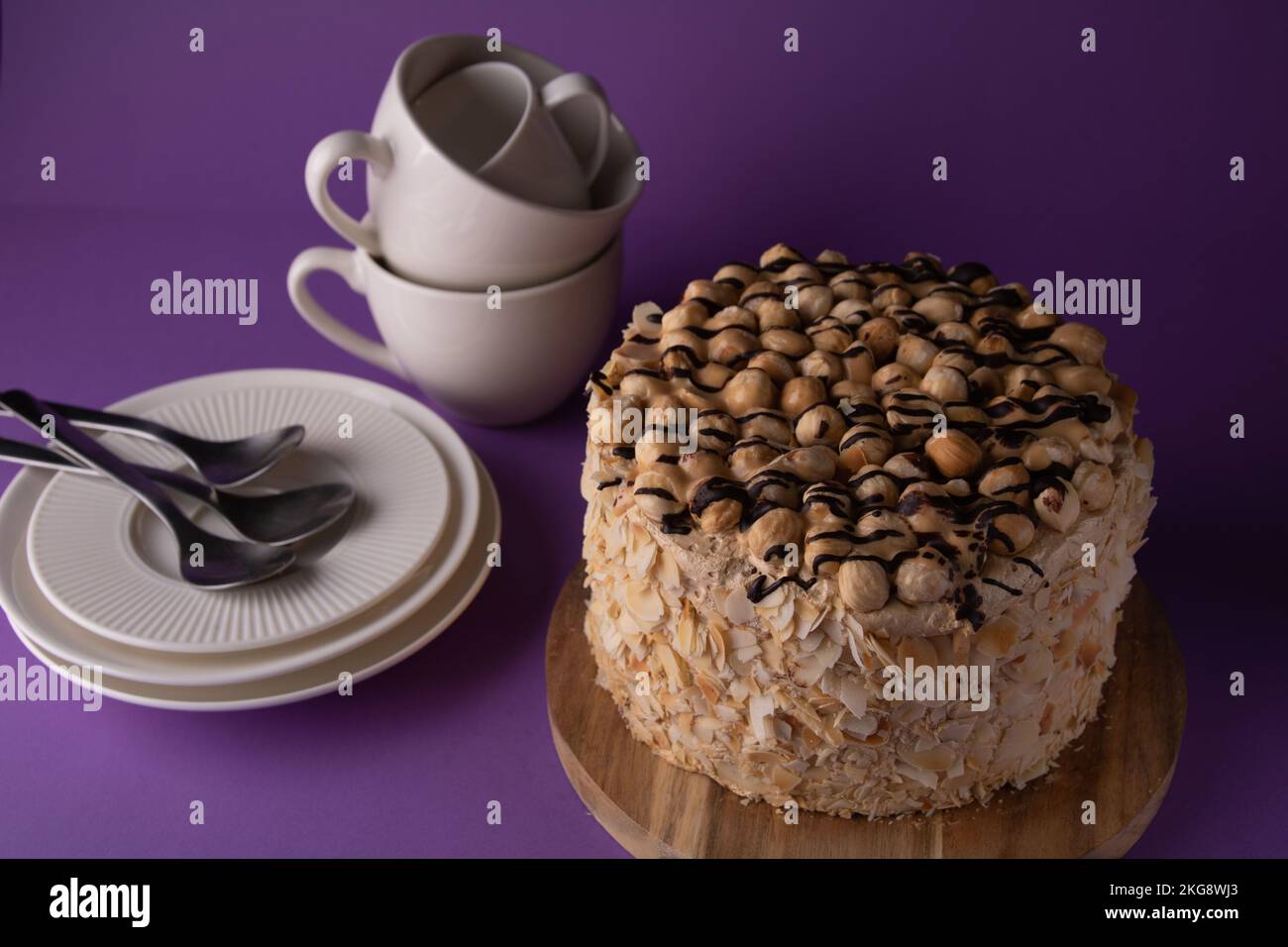 foto piatti e torta su sfondo viola Foto Stock