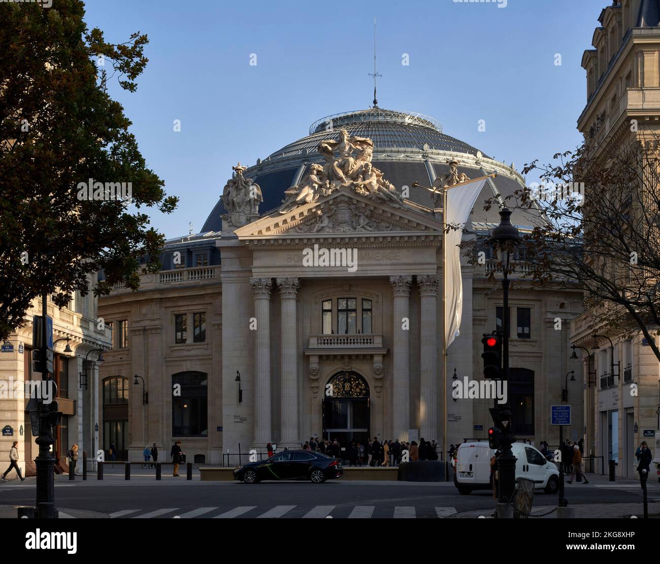 Vista sulla strada. Bourse de Commerce, Parigi, Francia. Architetto: Tadao Ando , 2021. Foto Stock