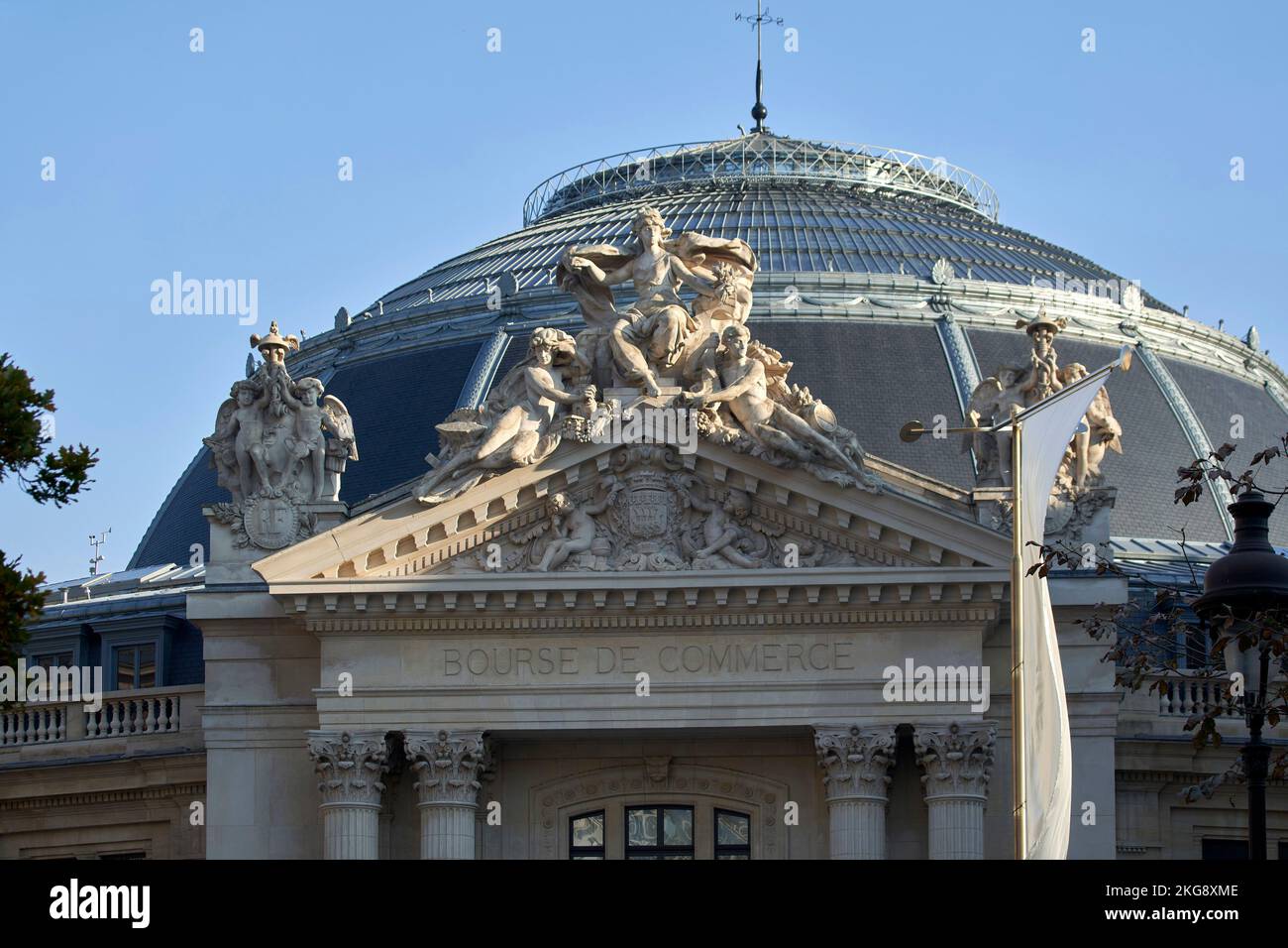 Vista sulla strada. Bourse de Commerce, Parigi, Francia. Architetto: Tadao Ando , 2021. Foto Stock