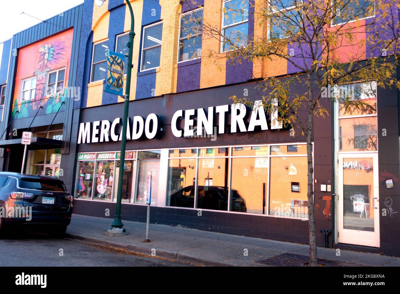 Colorato gruppo di negozi e negozi messicani centrati nel Mercado Central su Lake Street. Minneapolis, Minnesota, Minnesota, USA Foto Stock