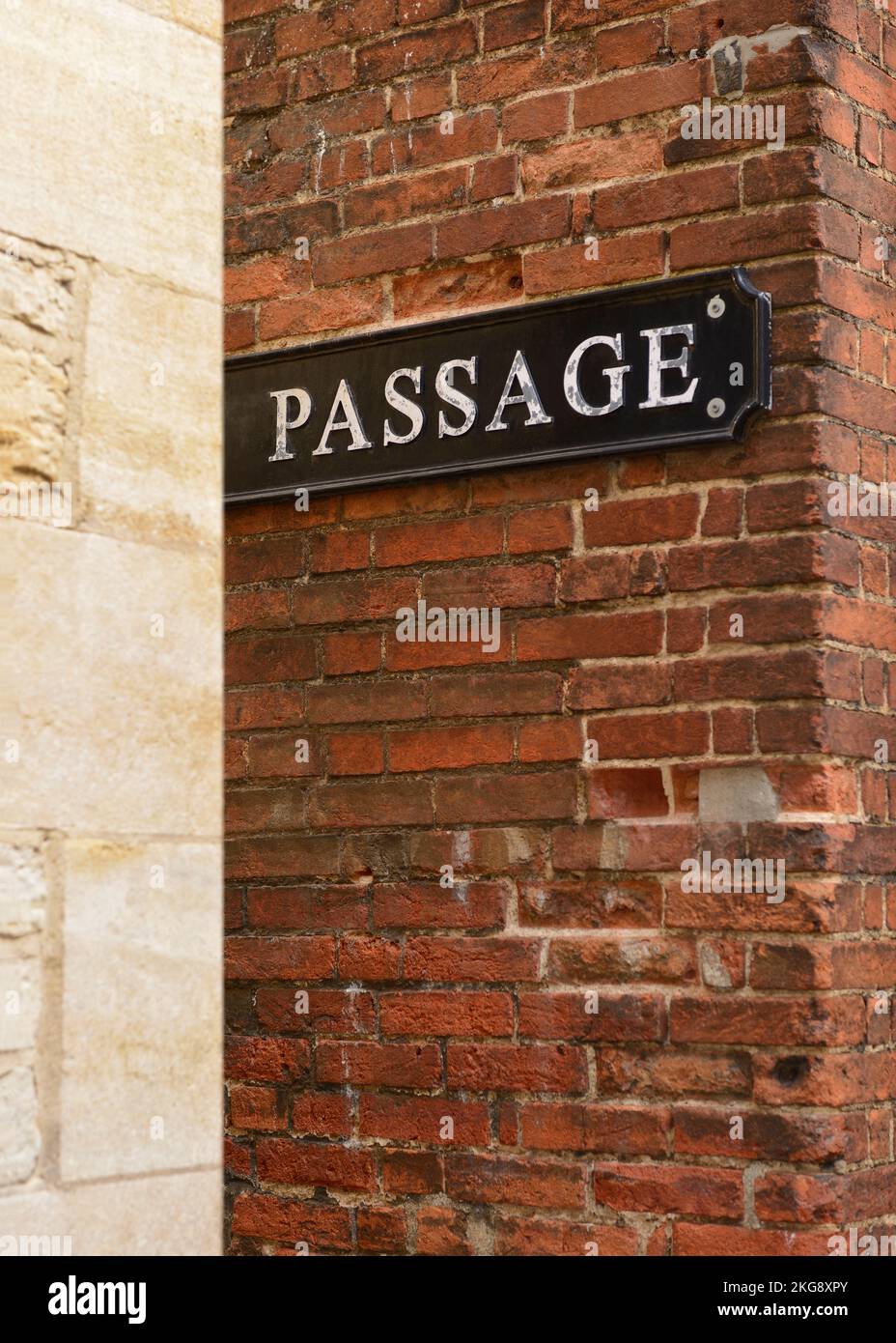 Passage Sign su un passaggio tra gli edifici universitari che conduce al Turf Tavern Pub, Oxford, Regno Unito Foto Stock