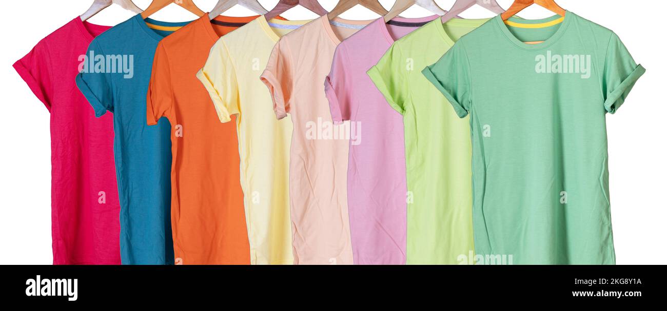 Giovane maschio in t-shirt colorata Roll up maniche modello sfondo trangenitore T appendiabiti in legno su sfondo vuoto per uomo design mockup concetto uomo Foto Stock