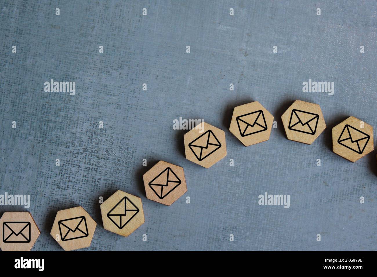 Catena di lettere. Corrispondenza e messaggi correlati. Comunicazione, newsletter via e-mail. Concetto di protezione dell'informazione Foto Stock